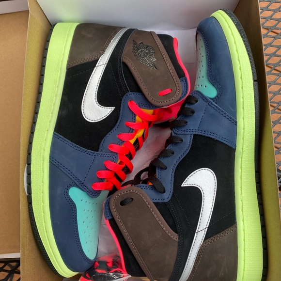 Air Jordan 1 Retro High “Bio Hack” Comes with Box and 2 Sets of Laces. - Picture 5 of 7